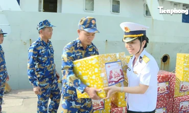 Hải đoàn 129 Hải quân mang quà Tết và bổ sung hàng hóa cho các làng chài ở Trường Sa