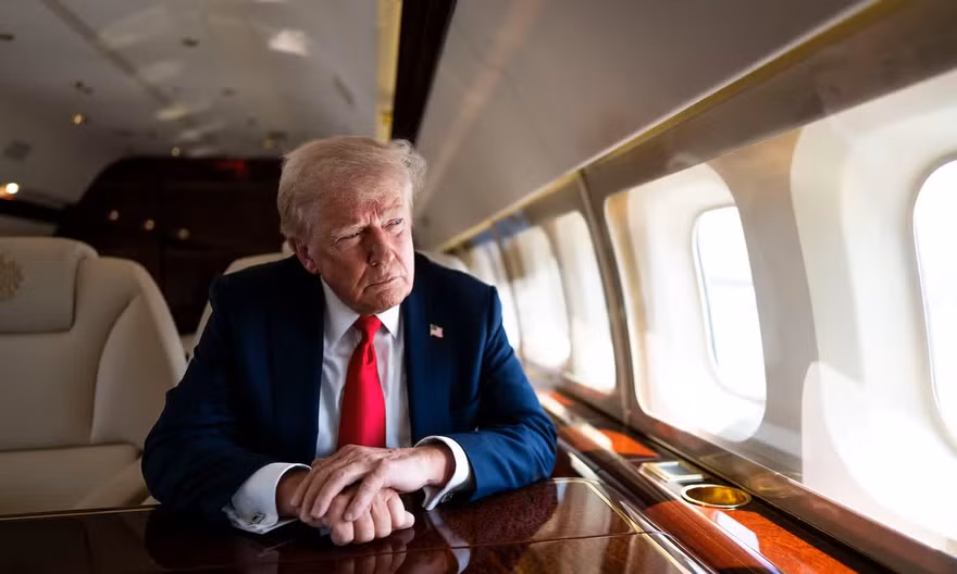 Hé lộ mối đe dọa tên lửa buộc Tổng thống Mỹ Trump phải đổi máy bay vào phút chót