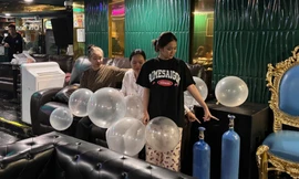 Phá ổ nhóm bán bóng cười tại quán bar ở phố Bùi Viện