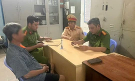 Tìm ra người đàn ông vẽ chữ ‘bắn tốc độ’ trên đường ở TPHCM