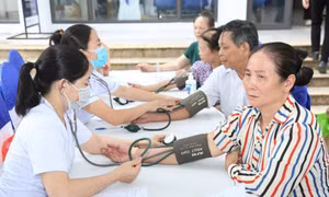Tiền lương, phụ cấp cho nhân viên y tế cần chính sách đột phá, đặc thù