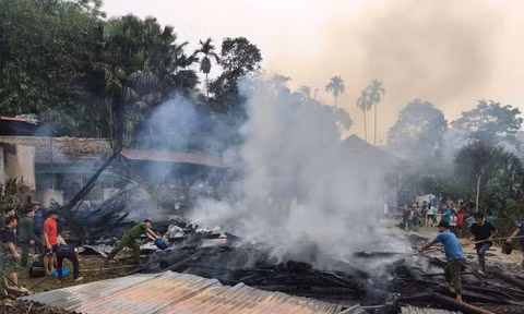 Xúc động chuyện 'cả xã' dựng nhà tạm giúp một gia đình nghèo sau vụ cháy 