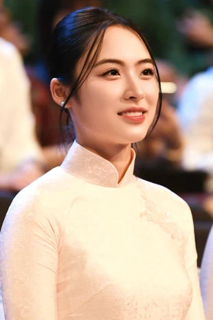 Á hậu Vân Nhi xúc động khi trưởng bản Mùa A Thi là Gương mặt trẻ tiêu biểu