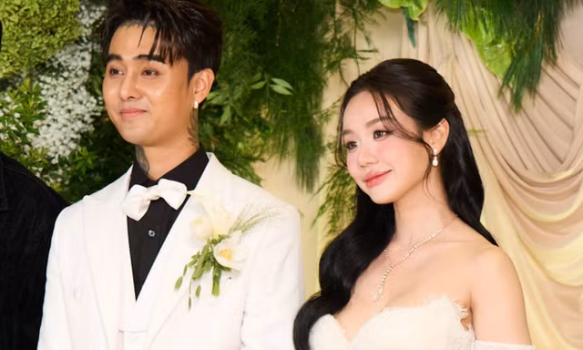 Hai con gái của Cindy Lư mừng mẹ lấy chồng, Đạt G khóc ở lễ cưới