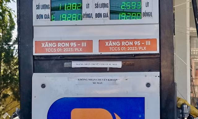Bất bình cây xăng 'không nhận chuyển khoản đối với xe máy'