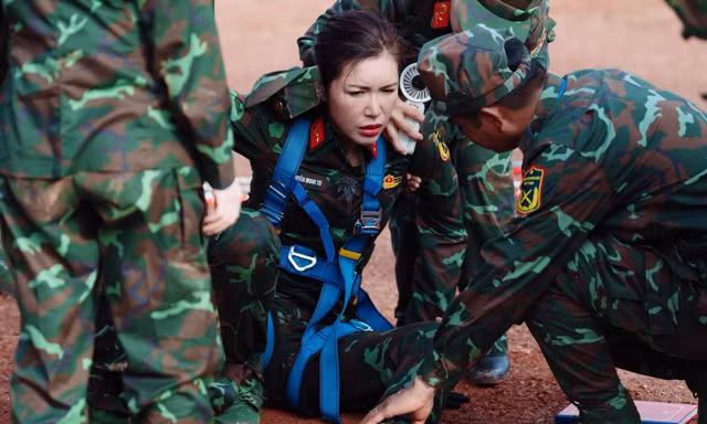 Minh Tú đứt dây chằng gối