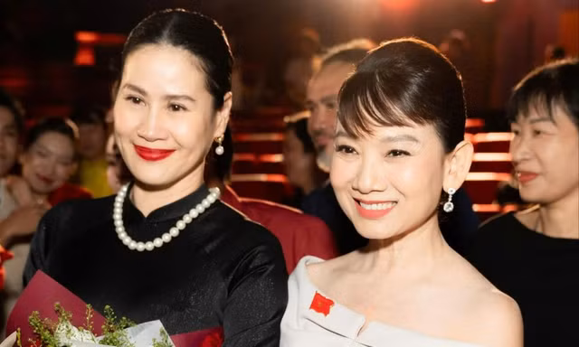 Cả showbiz Việt đi xem 'Mưa đỏ'