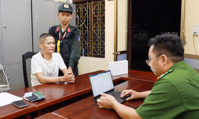 Giấu gần 2 bánh heroin trong khoang động cơ ô tô