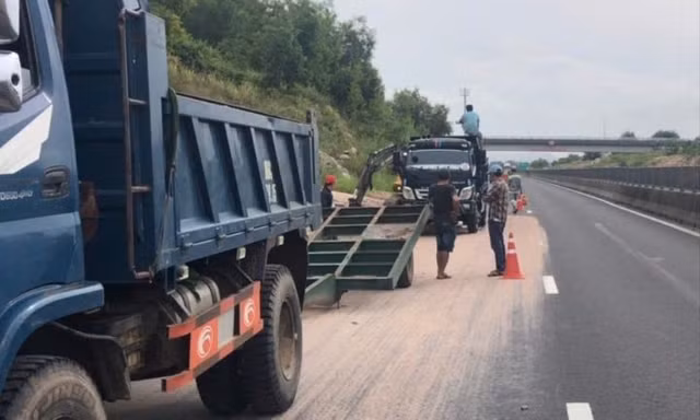 Lực lượng chức năng sử dụng các phương tiện xử lý sự cố.