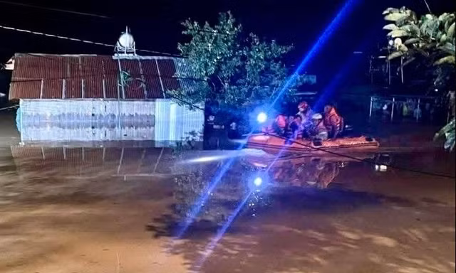 Mưa lớn khiến hàng trăm hộ dân ở Lâm Đồng chìm trong biển nước, sơ tán xuyên đêm