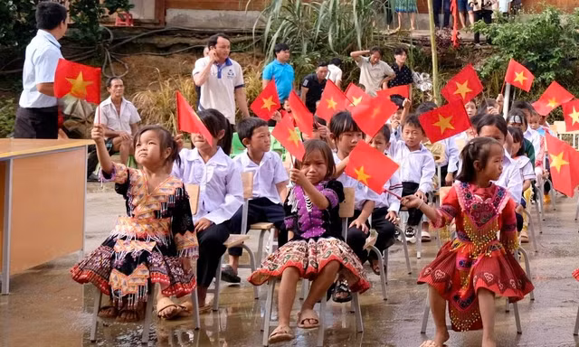 Học sinh hân hoan dự lễ khai giảng.