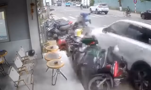 Ô tô tông hàng loạt xe máy, hất văng một người xuống đường