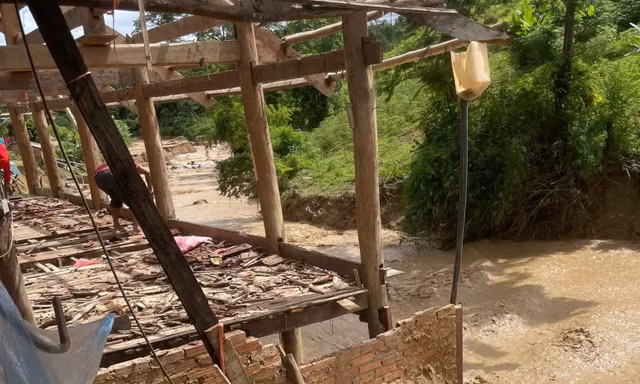 Lũ quét trong đêm ở Mường Luân: Nhà sập, ô tô trôi, bản làng tan hoang
