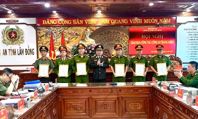 Các đơn vị thuộc Công an tỉnh Lâm Đồng nhận quyết định khen thưởng.