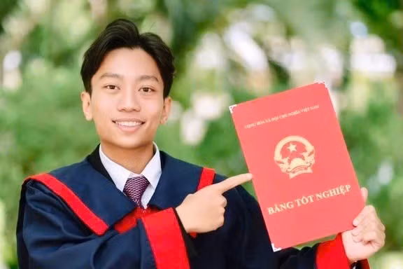 Nam sinh đạt điểm 10 tiếng Anh tốt nghiệp THPT: 'Không có con đường tắt'