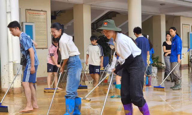 Hội Phụ nữ Bộ Công an và dàn nghệ sĩ dọn dẹp ở Thái Nguyên