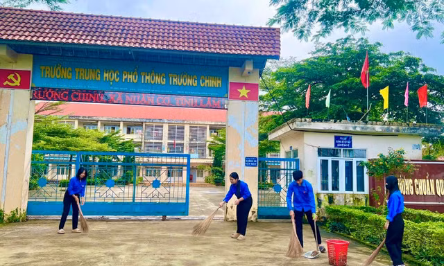 Bạn trẻ Lâm Đồng xuống đường vì môi trường xanh