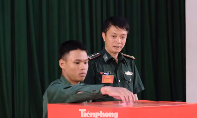 Hàng trăm cán bộ, chiến sỹ biên phòng bỏ phiếu bầu cử sớm