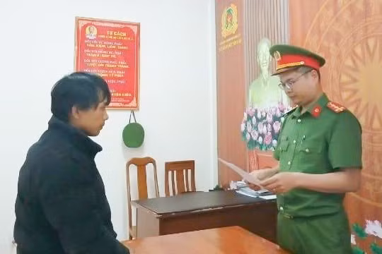 Tạm giam 2 đối tượng giả danh công an dùng súng nhựa cướp xe máy