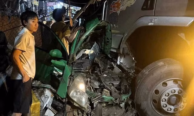 Taxi đấu đầu xe tải trước chợ, 3 người thương vong