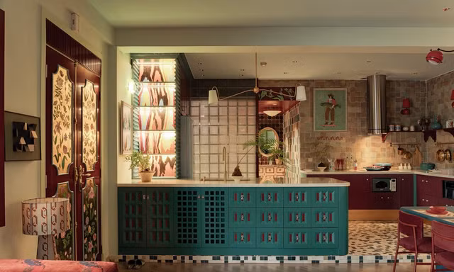 Biến căn hộ cũ 80m² thành không gian Art Deco với gam xanh - đỏ nổi bật