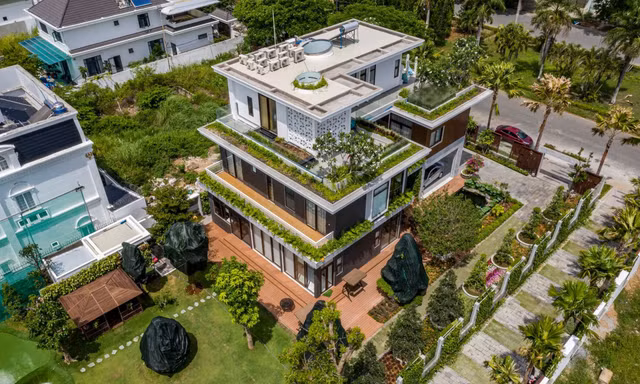 Biệt thự 1.800m² gây ấn tượng với hồ nước và loạt giải pháp tiết kiệm năng lượng
