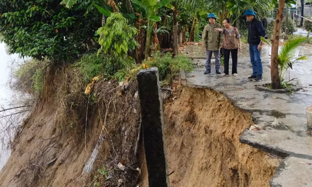 Vị trí sạt lở tạo 'hàm ếch' sâu, mặt sạt mở rộng 7 - 8m.