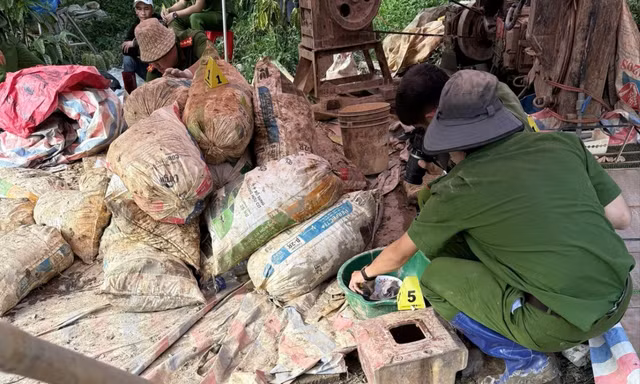 Công an Lâm Đồng tập kích ‘vàng tặc’, thu giữ 18 cây vàng