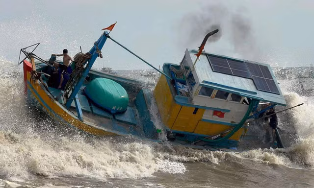 Hàng loạt tàu cá ở Lâm Đồng bị sóng đánh chìm