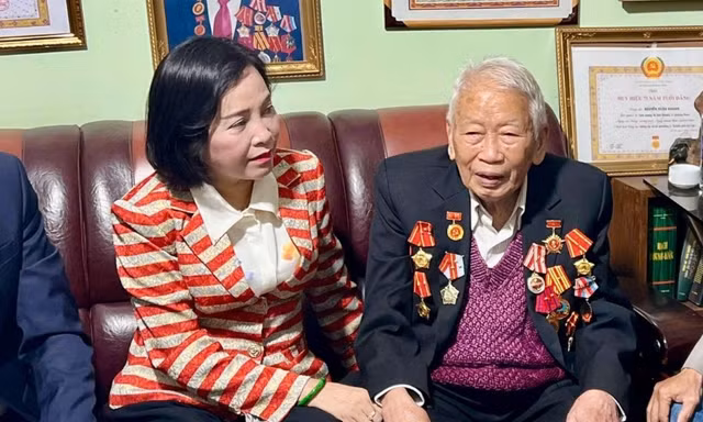 Phó Chủ tịch Quốc hội thăm lão thành cách mạng 101 tuổi ở Lâm Đồng