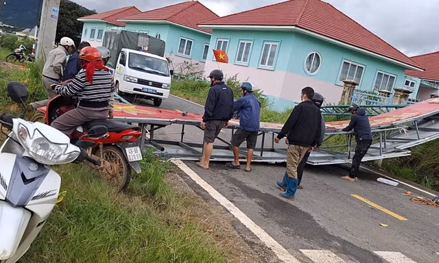Cổng chào xã Đam Rông 2 bị gãy đổ.