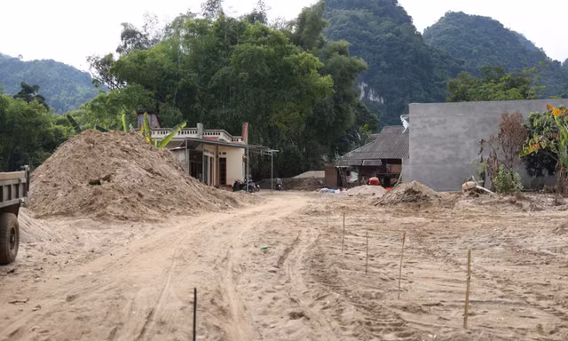 Cận cảnh ngôi làng bị lũ đưa về mỏ cát "bất đắc dĩ" trị giá 20- 30 tỷ đồng tại Lào Cai