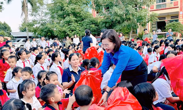 Mang trung thu đến với trẻ em sau bão
