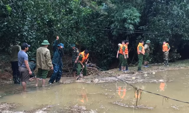 Lực lượng chức năng tìm kiếm thi thể nạn nhân. Đến khoảng 17h cùng ngày, thi thể anh H, nạn nhân cuối cùng đã được tìm thấy.