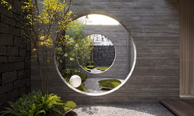 Thiết kế sân vườn villa cực kỳ thú vị với cổng vòm và cây xanh lơ lửng 