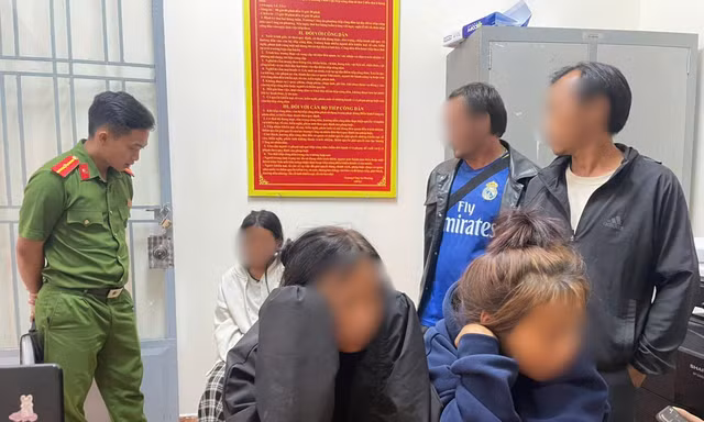 9 thiếu niên suýt rơi vào 'bẫy' việc nhẹ lương cao