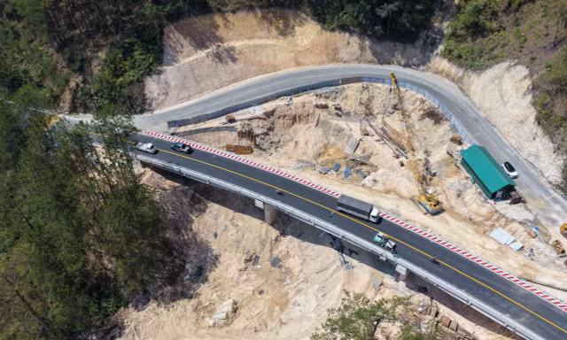 Các phương tiện lưu thông qua cầu Xuân Hương ngày 22/4.