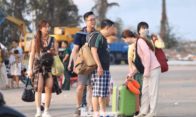 Du khách ùn ùn ra đảo Phú Quý