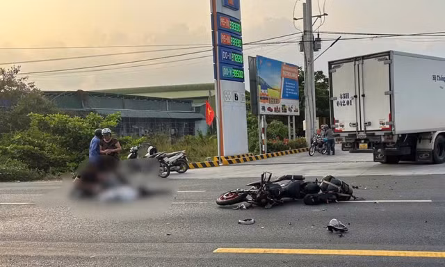Xe máy tông xe tải ở Lâm Đồng, 2 người thương vong
