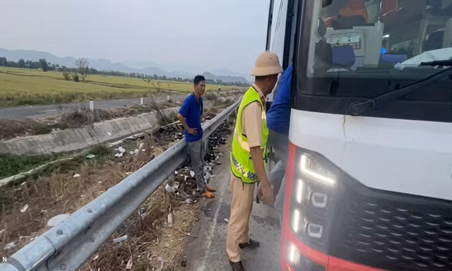 Lực lượng CSGT dừng xe kiểm tra.