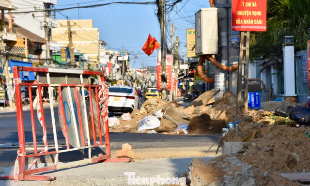 Dự án gần 100 tỷ đồng thi công cầm chừng, dân khổ vì bụi