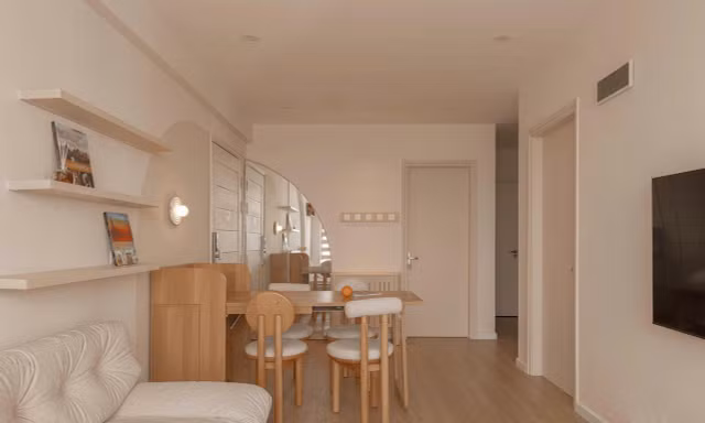 Căn hộ màu be 58m2 được cải tạo với 400 triệu đồng
