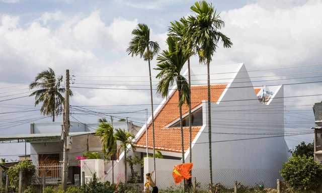 Ngôi nhà hình tam giác chan hòa nắng gió