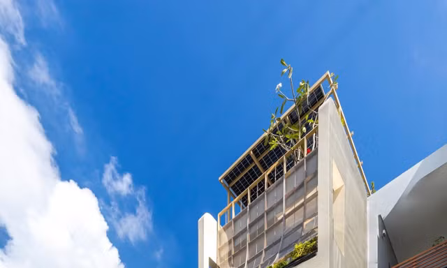 Nhà phố với mặt tiền 'lớp lụa' vừa đẹp vừa có tác dụng cản bụi