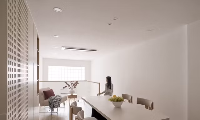 Cải tạo nhà 4 tầng hẹp ngang trong hẻm thành không gian sống thoáng đãng 