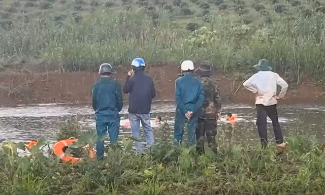 Bé trai đuối nước khi tắm ao