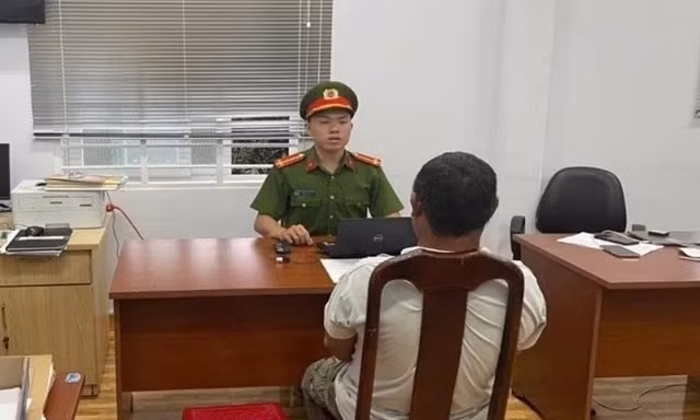 Con rể bị lập biên bản, cha vợ cầm dao dọa CSGT