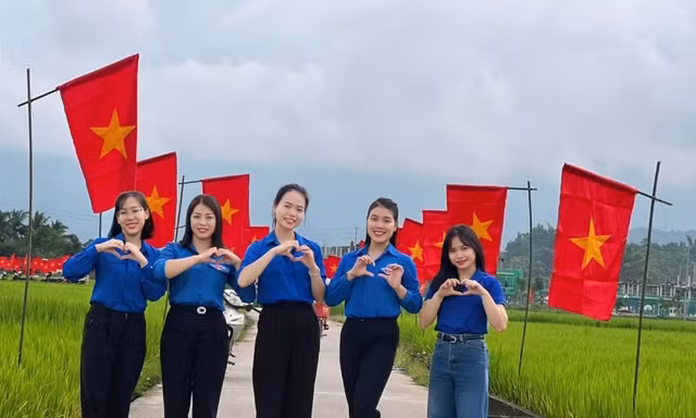Đường cờ Tổ quốc rực rỡ giữa cánh đồng Mường Thanh