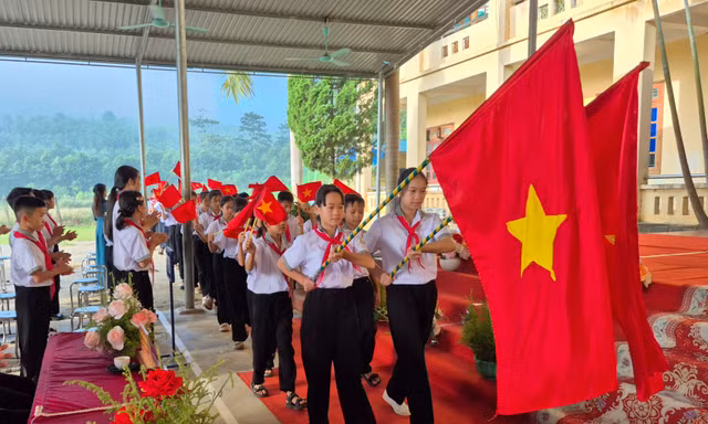 Lễ khai giảng xúc động với những học sinh đặc biệt ở làng Nủ