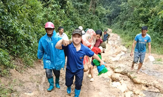 Mưa lũ ở Điện Biên, thanh niên tiếp cận bản sâu trong vùng nguy hiểm